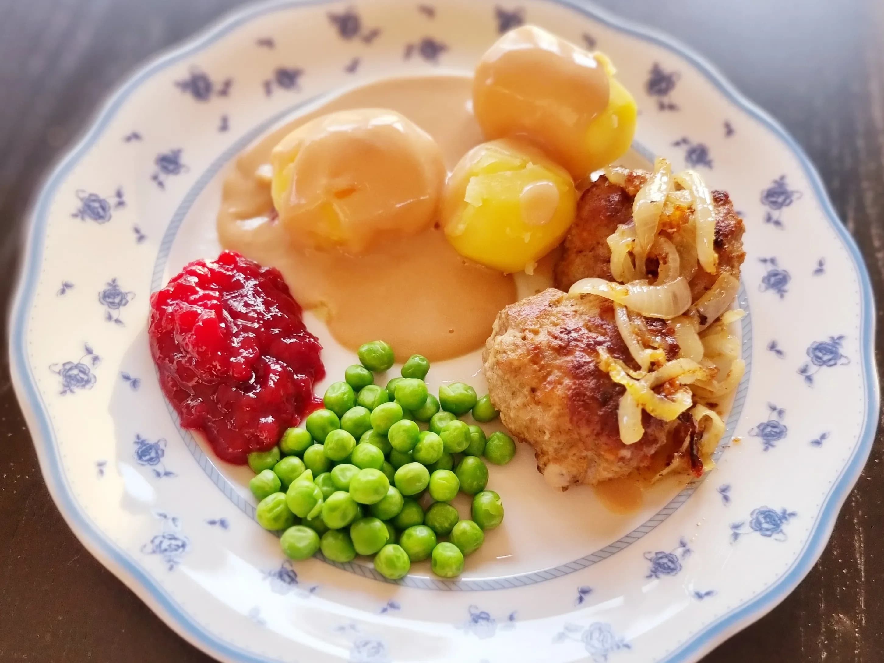Pannbiff med kokt potatis och smörstekt lök