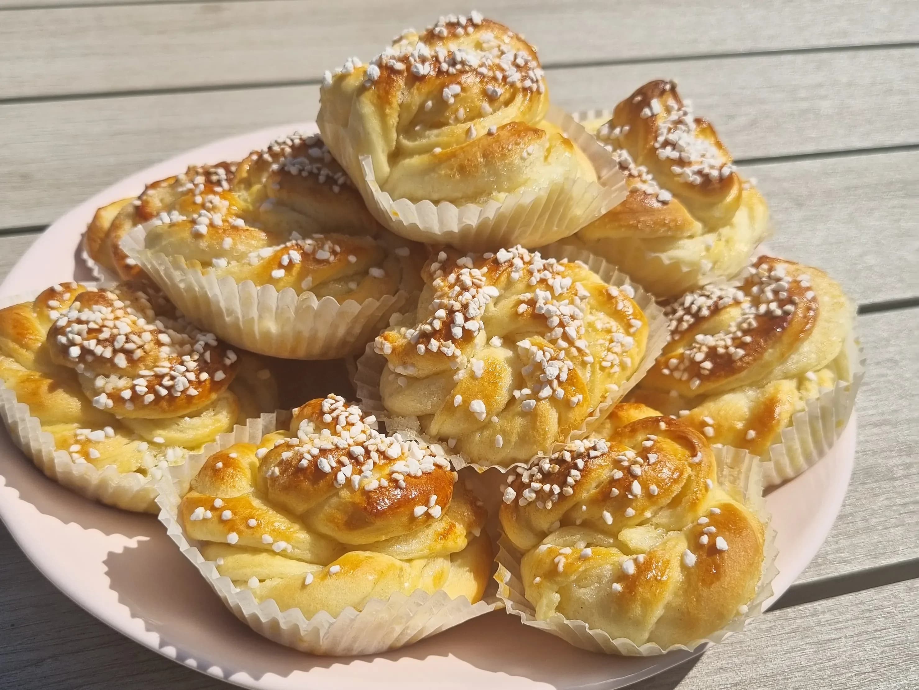 Nygräddade vaniljbullar eller kanelbullar