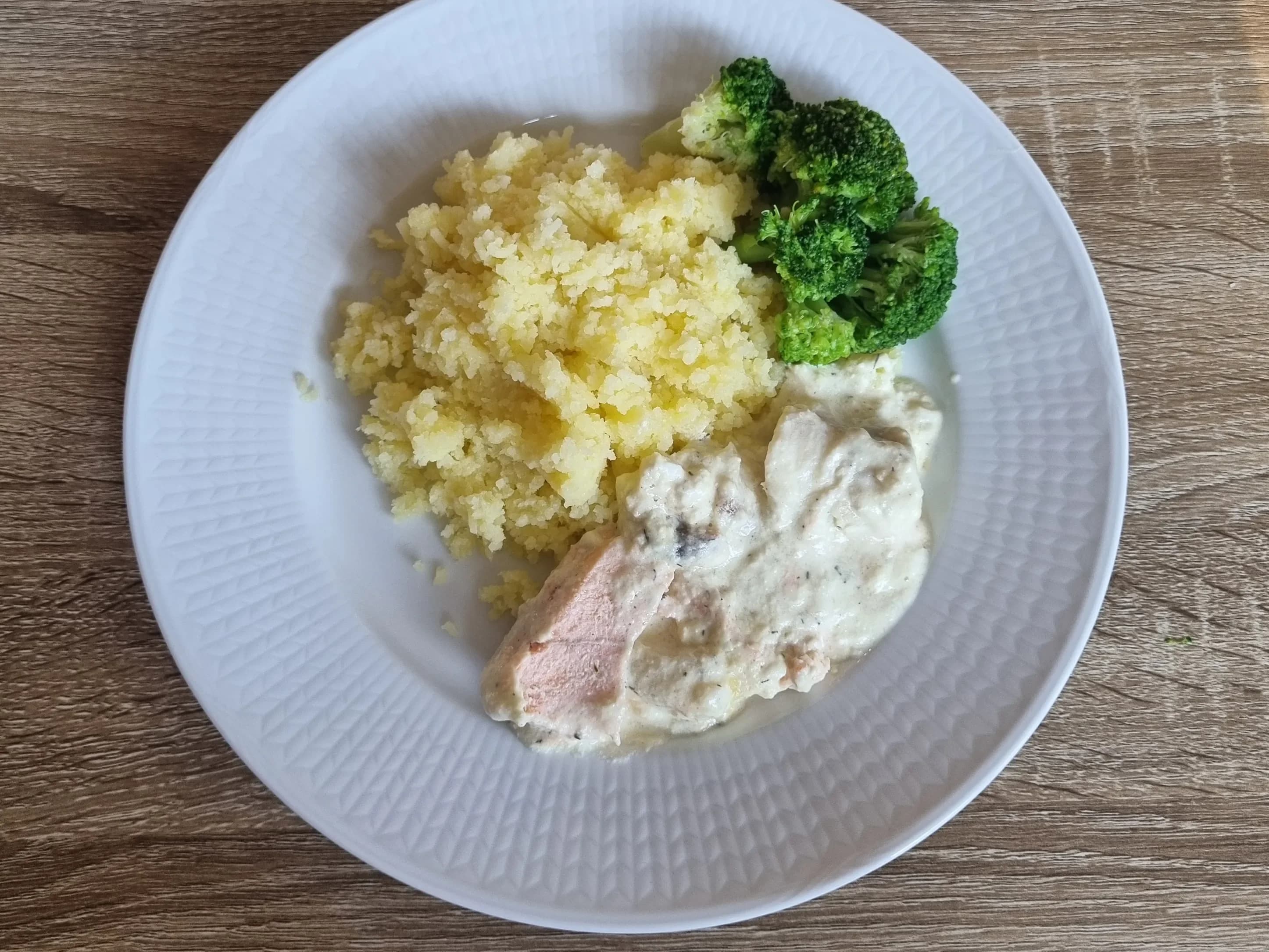 Krämig och god fiskgratäng med lax och torskfilé